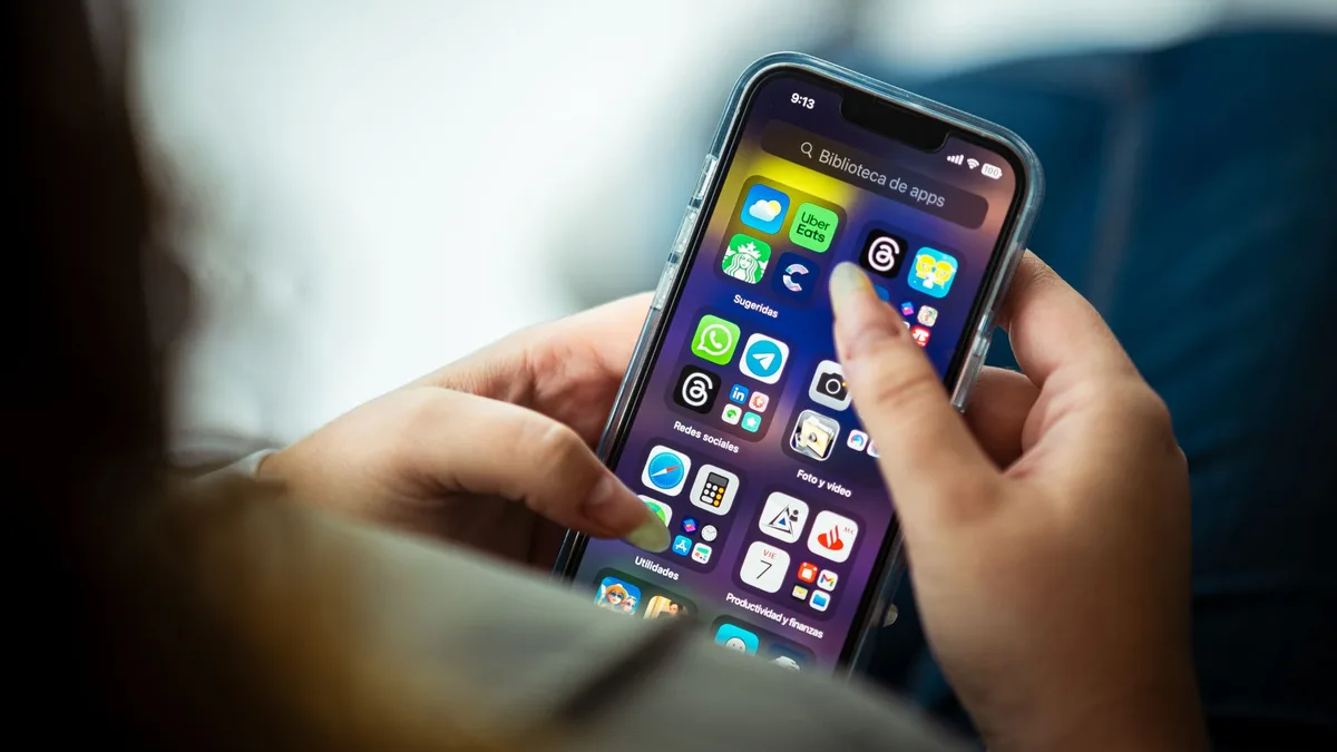 Mobil cihaz ekranında listelenen farklı yazılım ve oyun ikonları