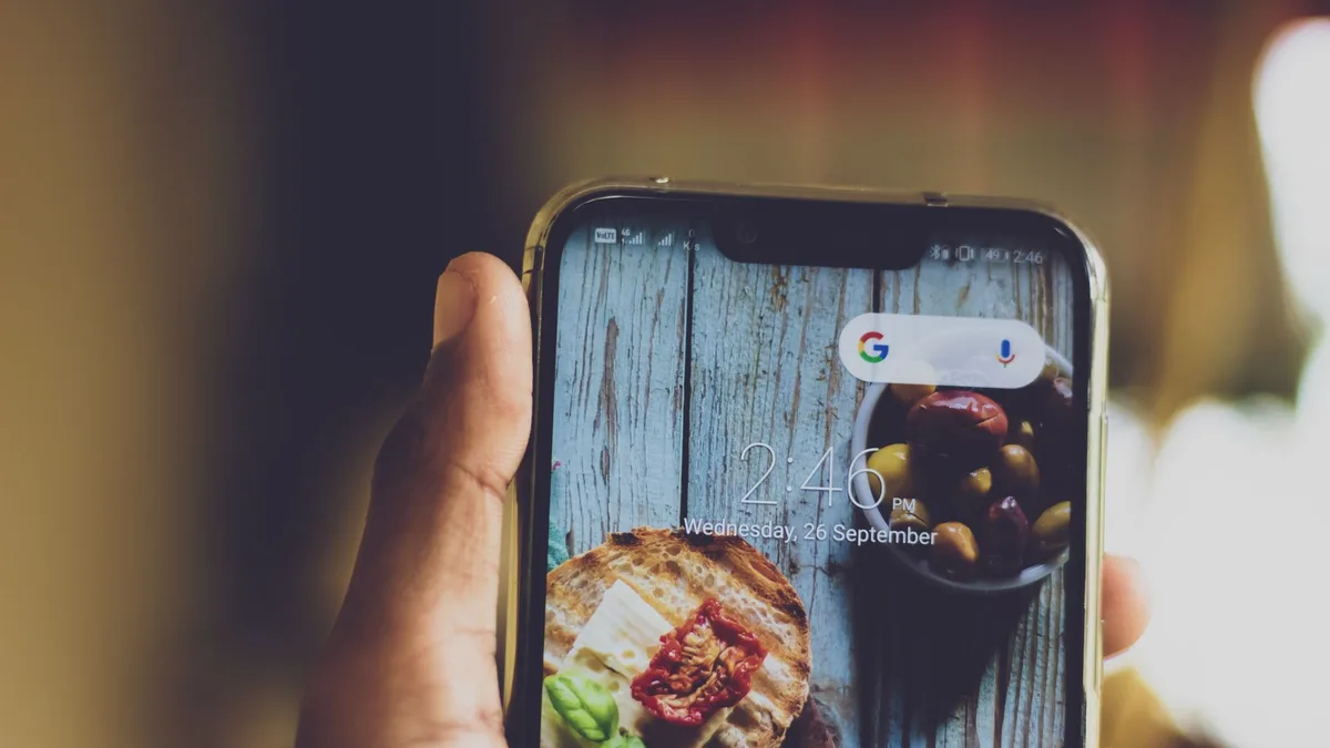 Bir akıllı telefonun üst durum çubuğu ve bildirim alanının yakından görünümü