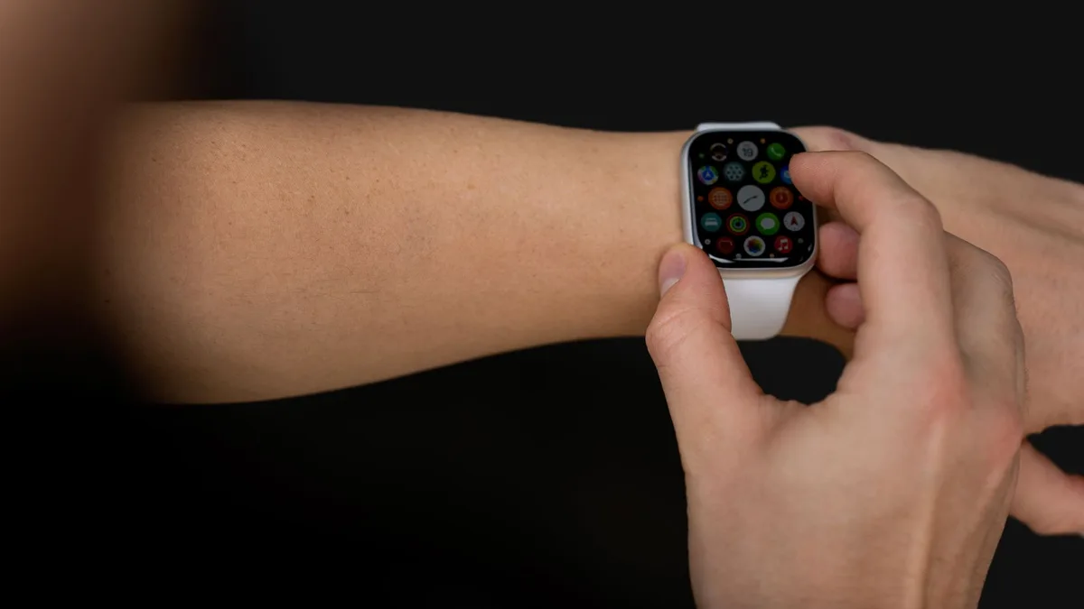 Akıllı saat ekranında görünen Wear OS uygulama arayüzü