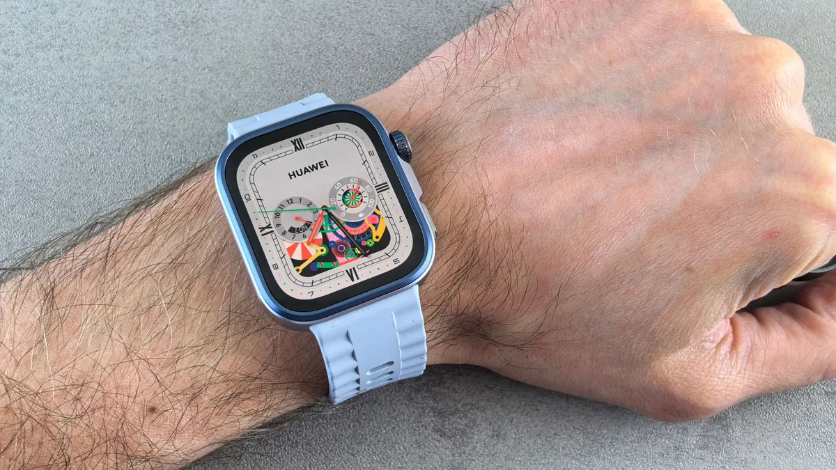 Kullanıcının bileğinde takılı duran Pixel Watch akıllı saat