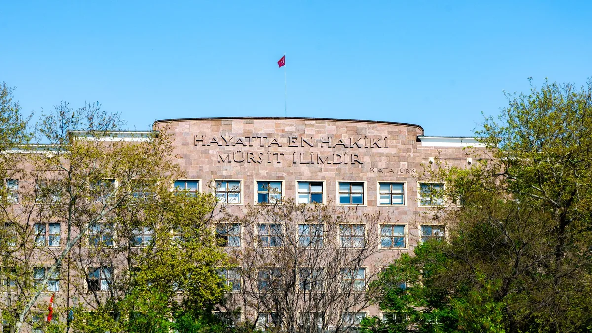 Gövde görsel 1: Bilgisayar ekranında kod ve güvenlik simgeleri