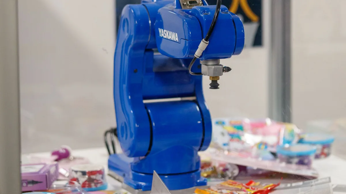 Endüstriyel fabrikada parça üretimi yapan otomatik robotik kollar