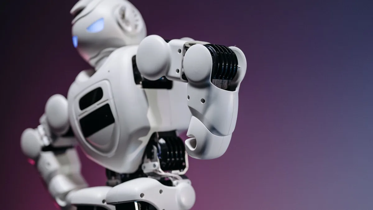 Gövde görseli: yoldaki robotlardan biri trafik yönlendirme işlevini gösteriyor