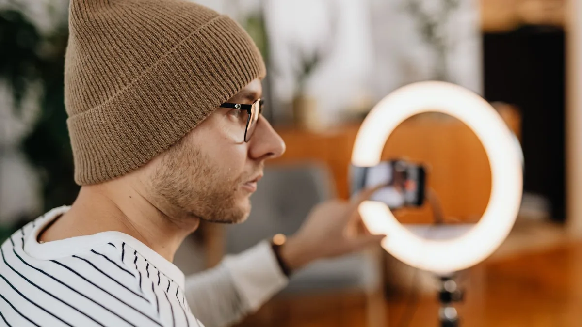 Kamera karşısında çekim yapan bir YouTuber'ın çalışma alanı
