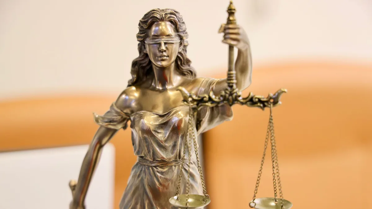 Gövde görsel 1: Bilgisayar ekranında yasal dokümanlar ve yapay zeka simgeleri