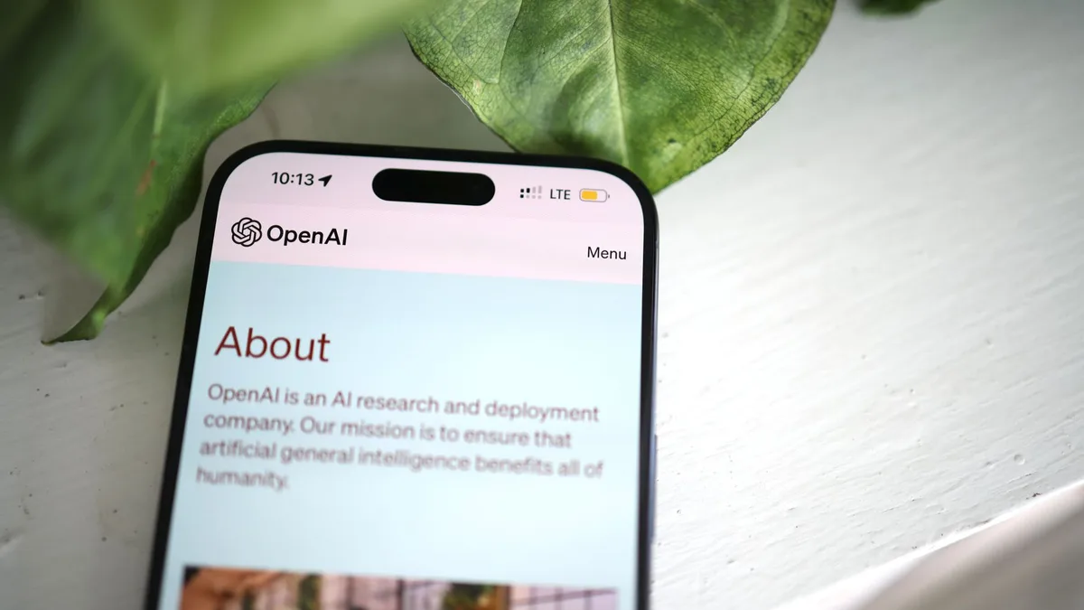 Mobil cihaz ekranında açık olan yapay zeka asistanı uygulaması