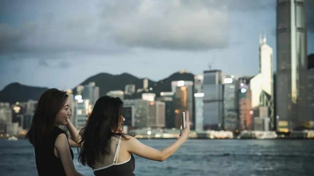 Hong Kong'da 16 Yaş Altına Sosyal Medya Tartışması