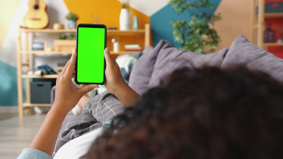 Elinde akıllı telefon tutan bir teknoloji kullanıcısı