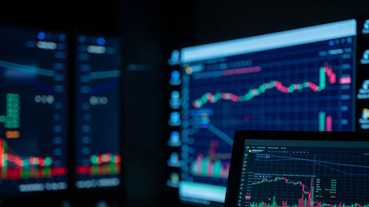 Borsa salonunda işlem yapılan elektronik ekranlar ve finansal veriler