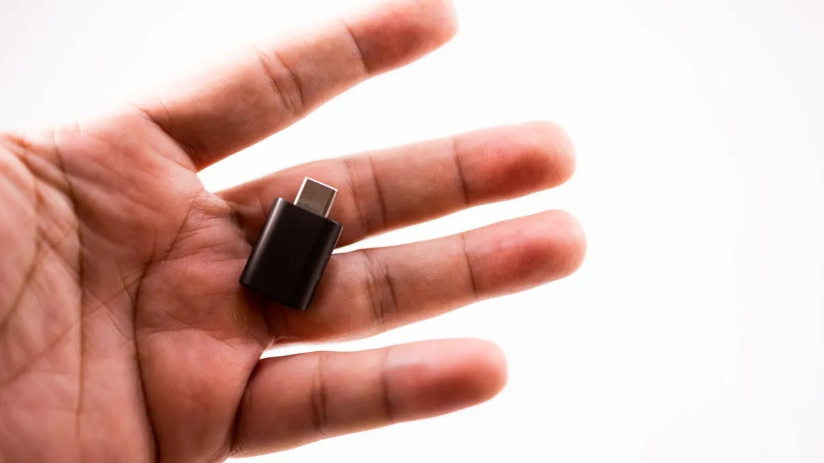 İkinci gövde görselinde cihazın USB-C bağlantısı ve masaüstüyle etkileşimi