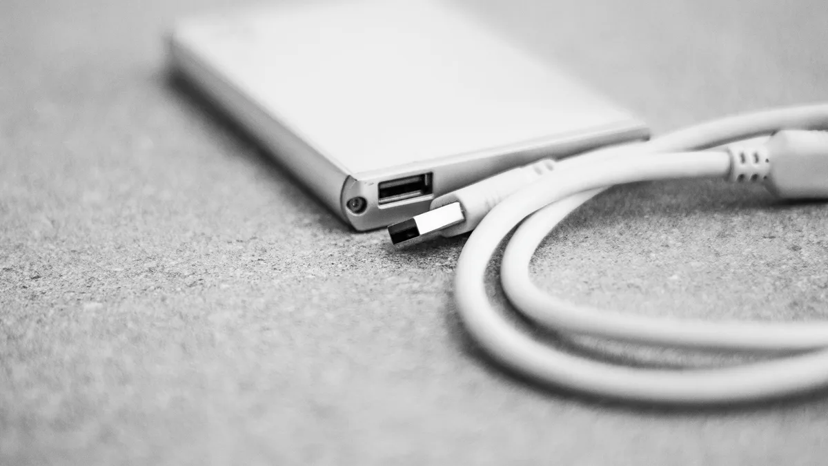 İçinde NVMe sürücüsü bulunan harici kutunun üstten görünümü