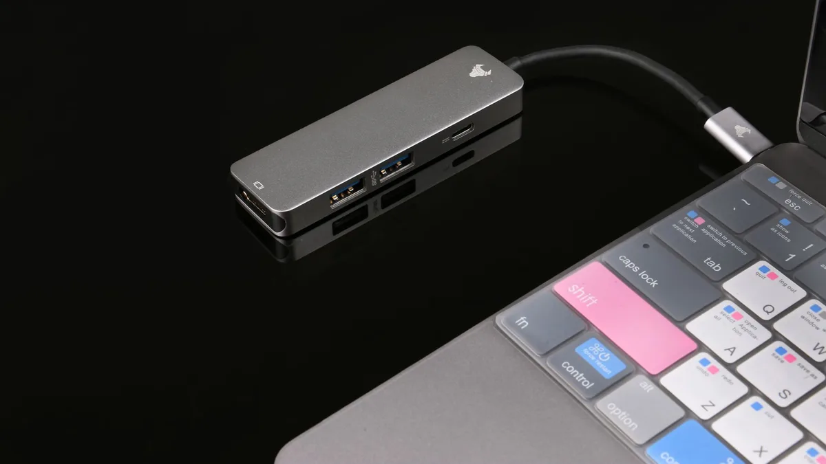 Gövde görseli: Cihazın yan tarafında bağlanan dongle ile masaüstü PC arasındaki akış tasviri