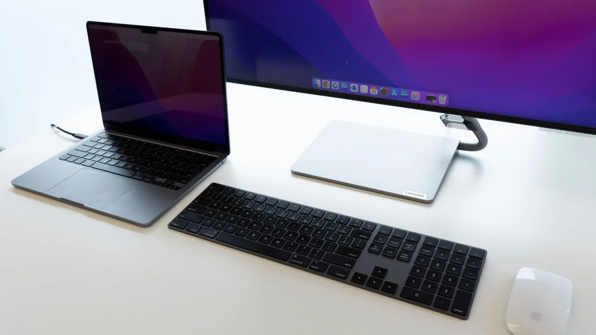 Aydınlatma şeridine sahip Lenovo dizüstü bilgisayarın klavye detayı