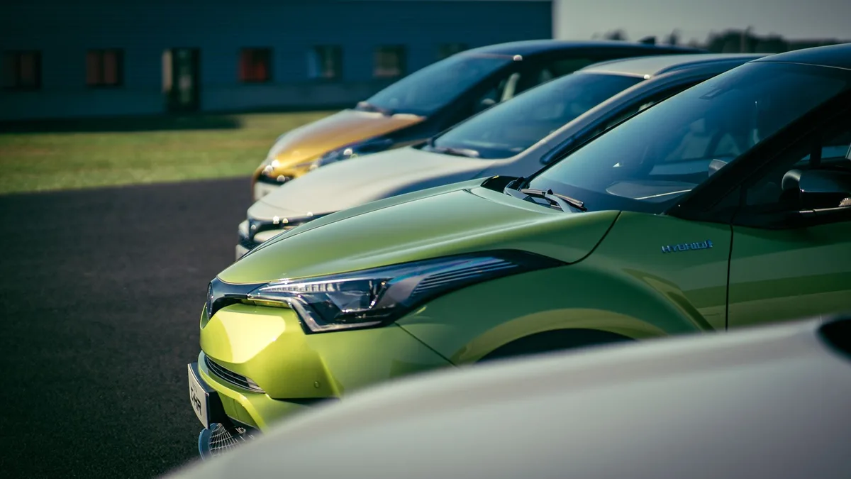 Modern hatlarda sergilenen yeni nesil elektrikli crossover modelinin dış görünümü