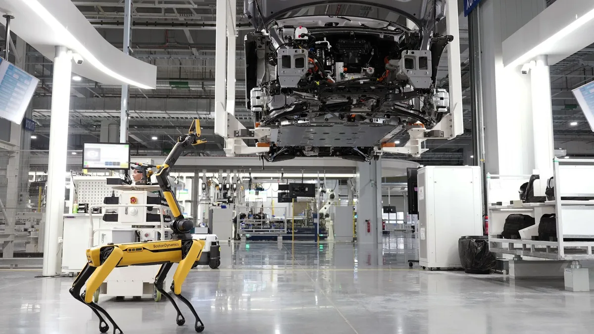 Otomobil fabrikasında üretim yapan endüstriyel robot kolları