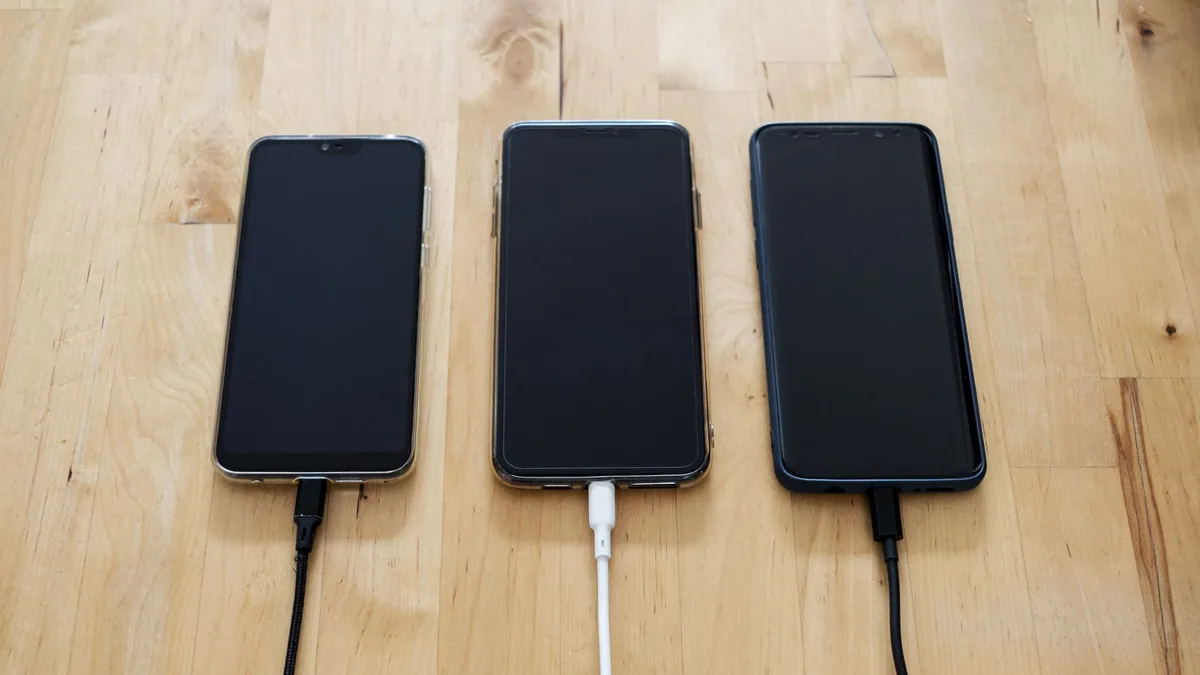 Akıllı telefonun arka kapağındaki kablosuz şarj bobini ve mıknatıs halkası
