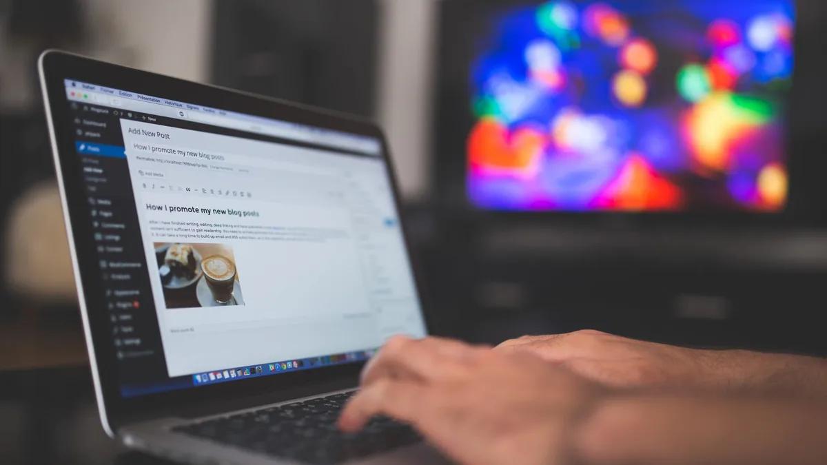 Dijital içerik moderasyonunun yapıldığı çoklu monitör ekranları