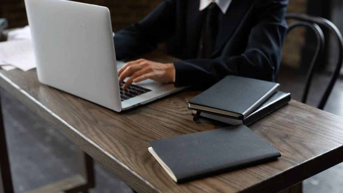 Ofis ortamında dizüstü bilgisayarıyla çalışan bir kişi