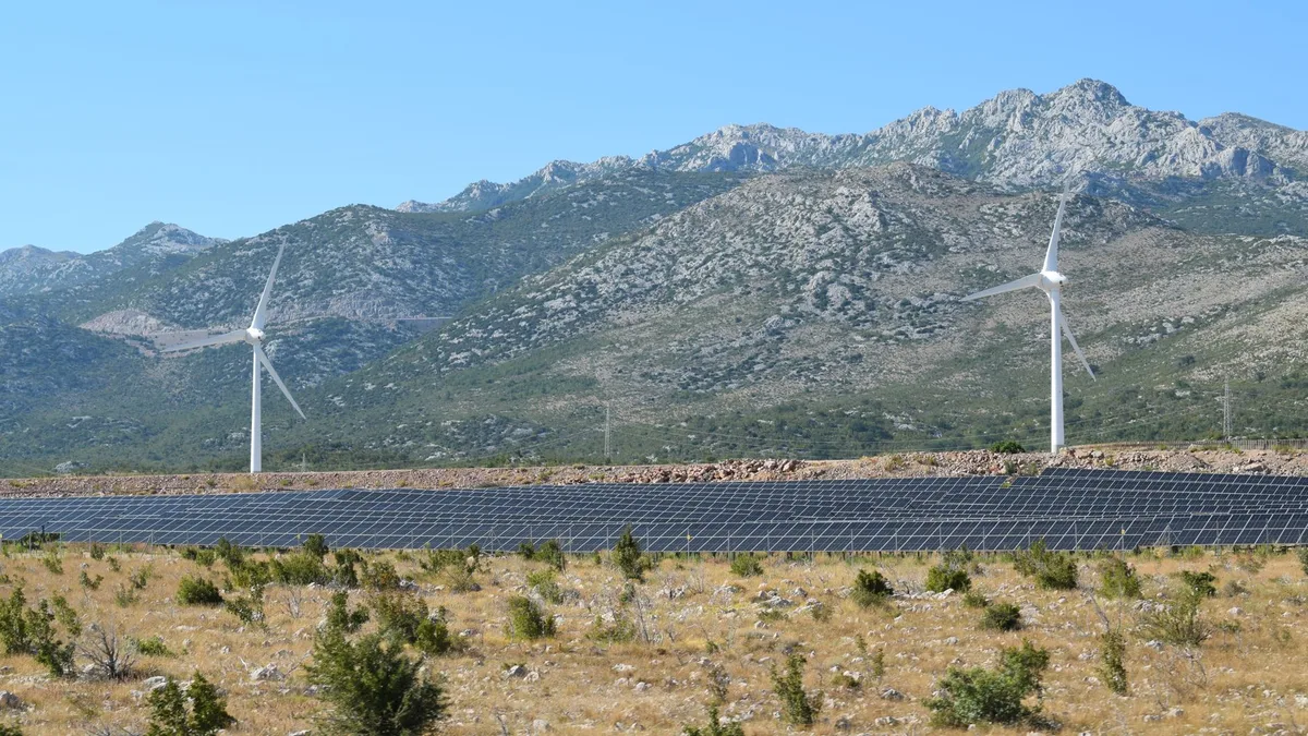 Yenilenebilir enerji sağlayan rüzgâr türbinleri ve güneş panelleri