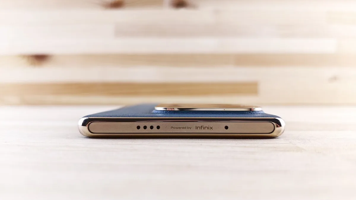 Akıllı telefon gövdesinde kullanılan özel menteşe ve malzeme detayları