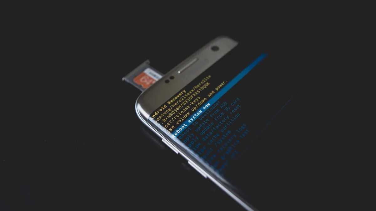 Akıllı telefon ekranında görünen yazılım güncellemesi arayüzü