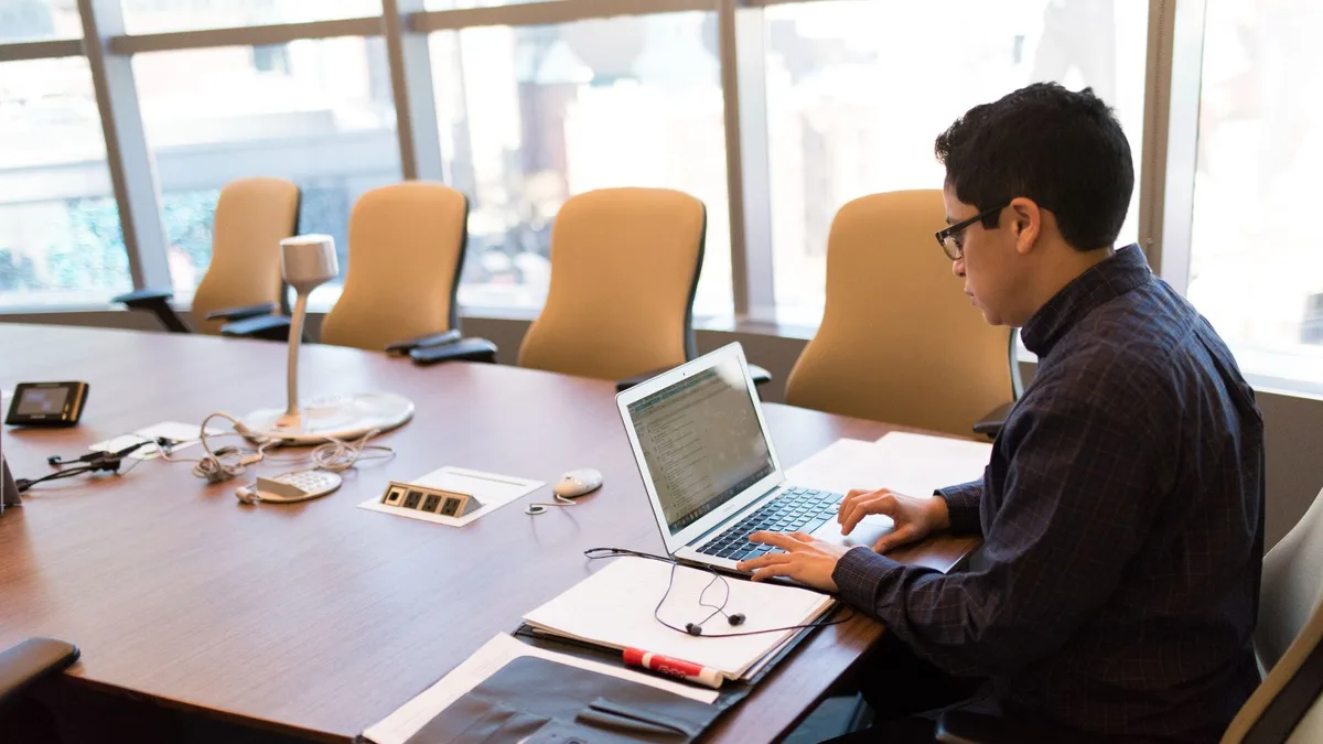 Modern bir ofis ortamında gerçekleştirilen iş görüşmesi
