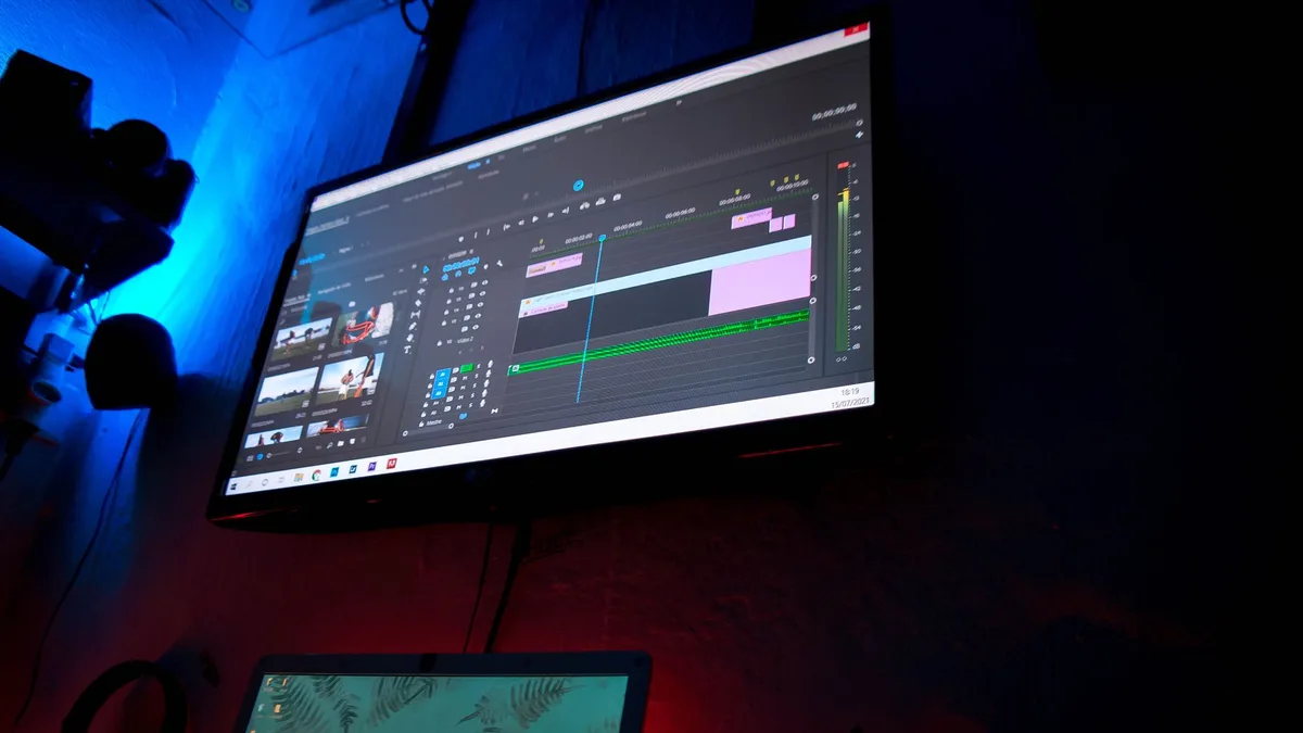 Yüksek çözünürlüklü video akışı sağlayan bir bilgisayar monitörü