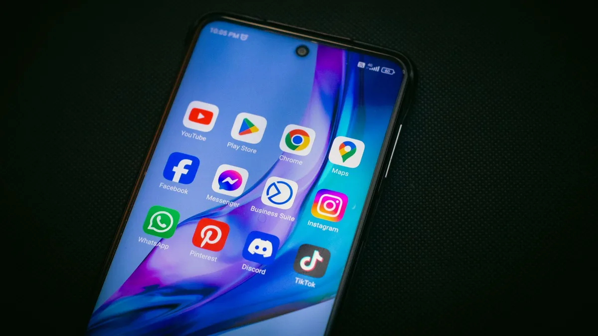 Elinde akıllı telefon tutan bir kişinin sosyal medya akışını incelemesi