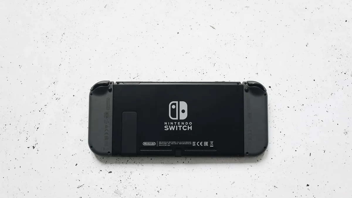 Gövde görseli: Switch Online arayüzü ve Expansion Pack özelliklerini gösteren Ekran yakını