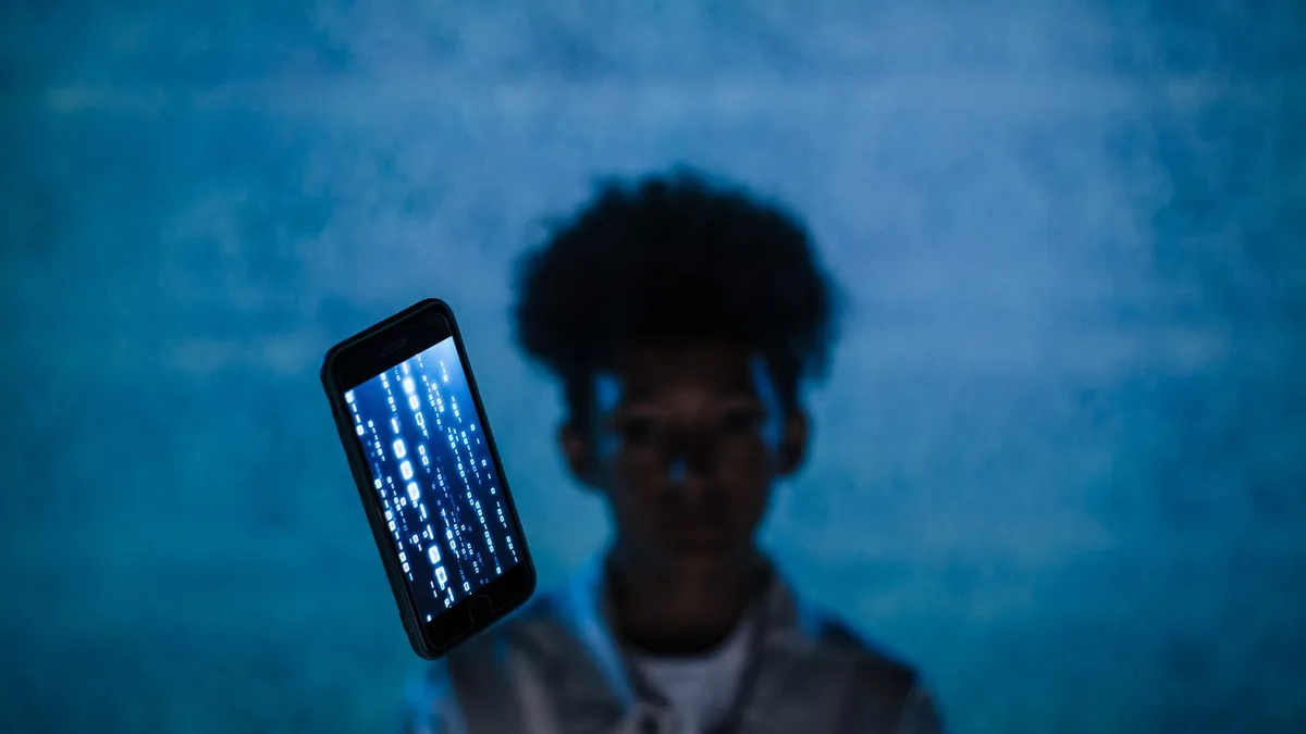 Telefonun Glyph Matrix arka bilgi ekranı yakından görüntüleniyor