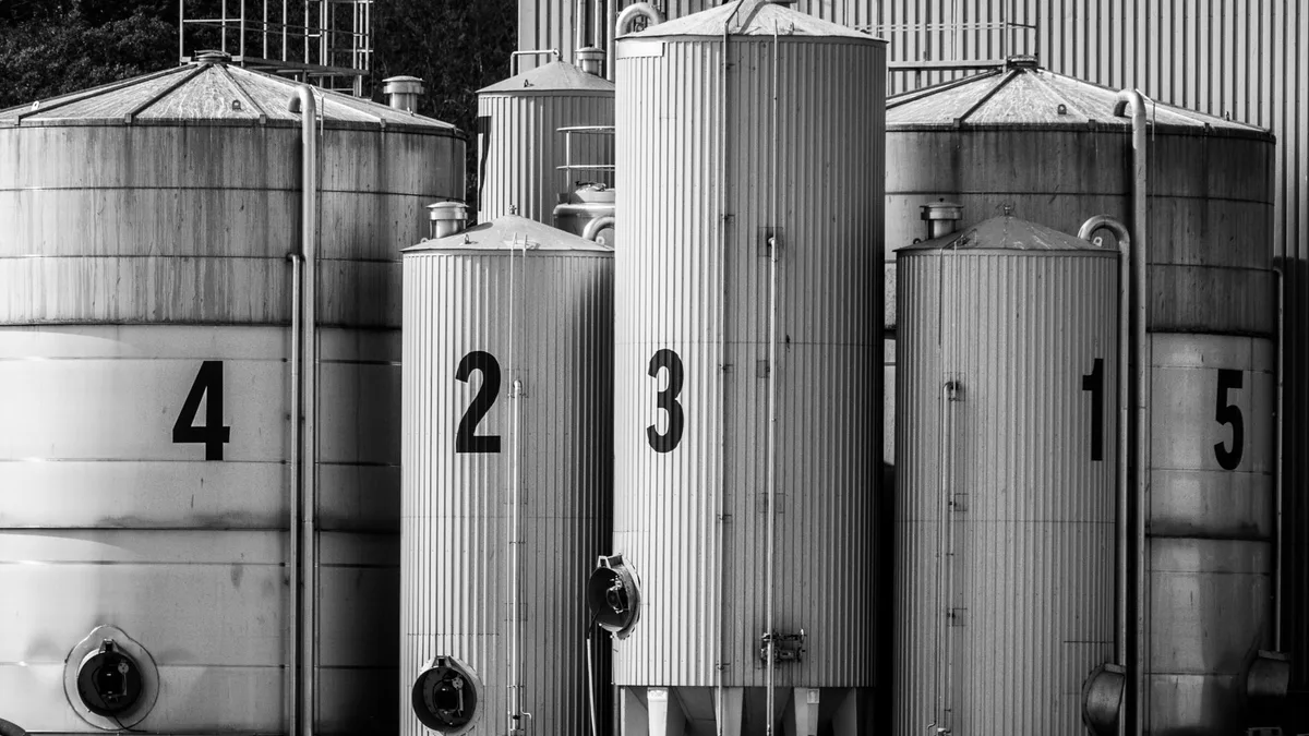 Gövde görseli: Model Factory yazılım arayüzünün bilgisayar ekranında gösterildiği tasarım