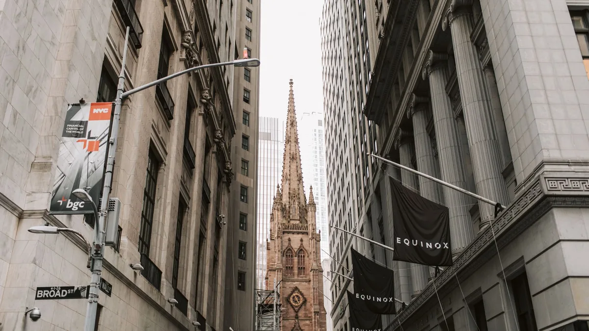 Wall Street'teki finans merkezinin genel görünümü ve gökdelenler