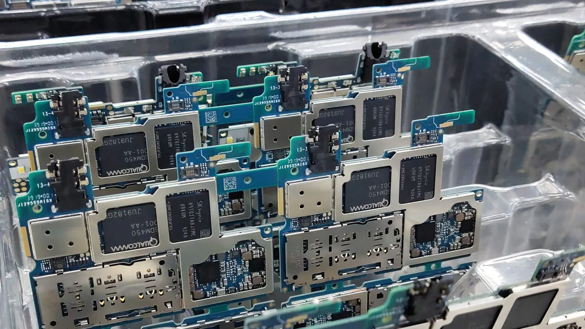Akıllı telefonun iç bileşenlerini ve işlemcisini gösteren teknik devre kartı
