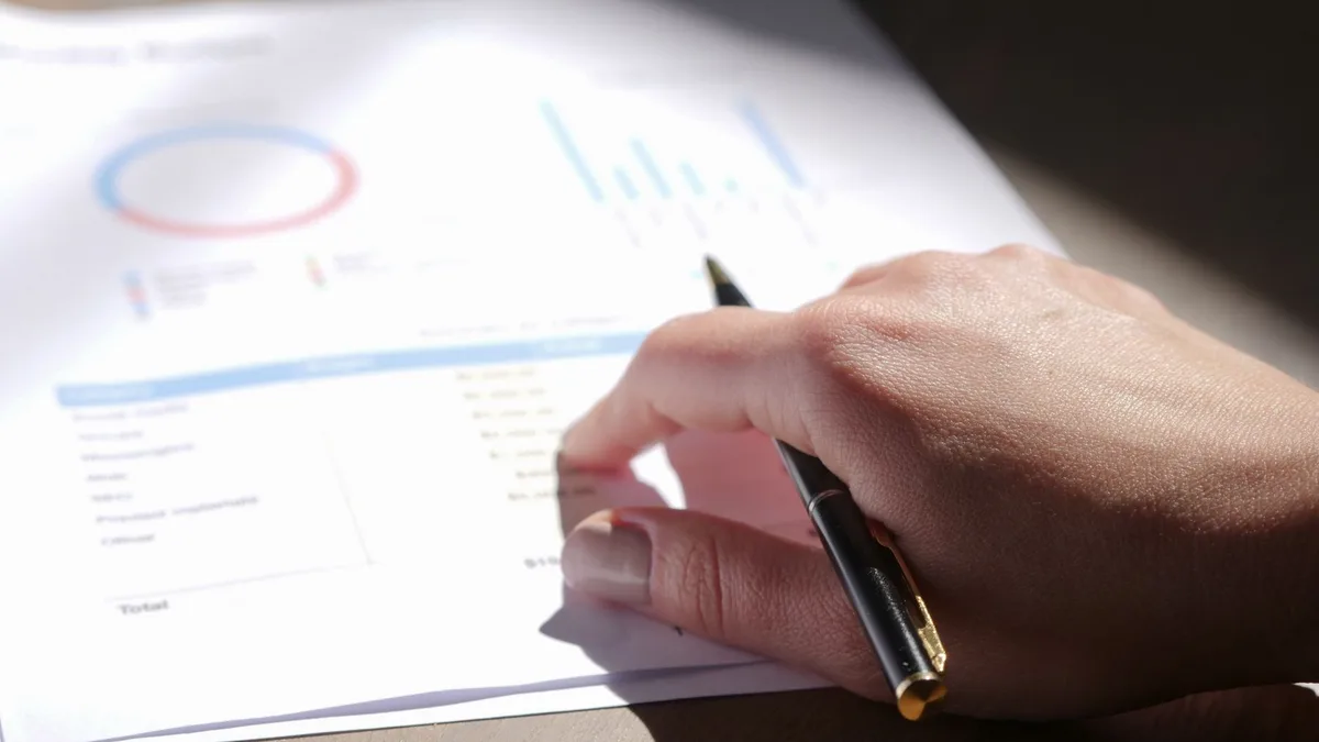 Ofis ortamında finansal grafikler ve veriler üzerinde çalışan bir uzman