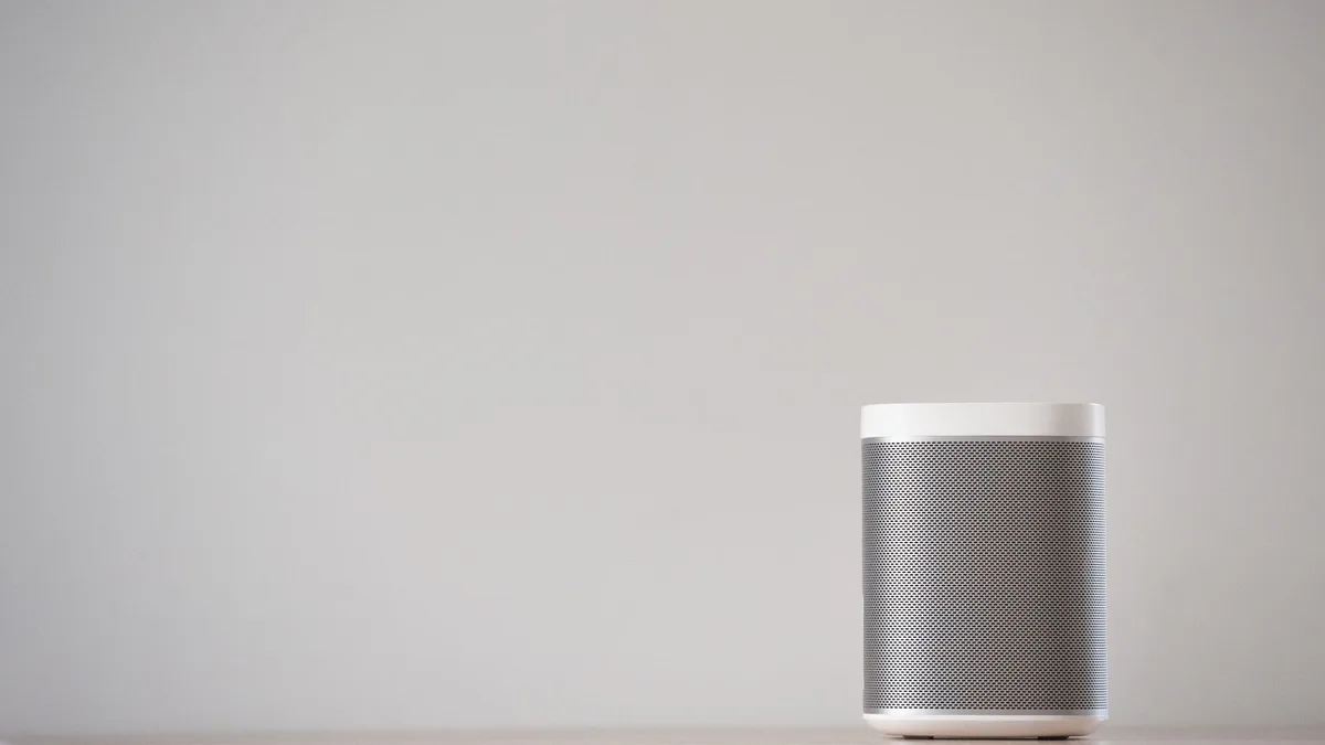 Minimalist hatlara sahip taşınabilir akıllı ses sisteminin yakın plan görüntüsü