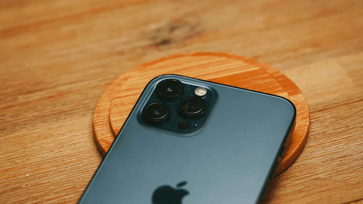 Gövde görseli: Yandan çekimde üç kamera modüllerinin belirgin olduğu akıllı telefon