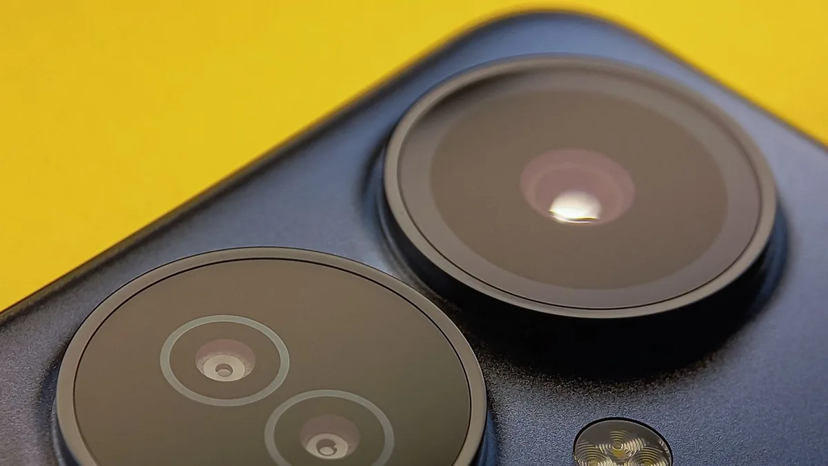 İkinci gövde görseli: Üst alt metinli close-up kamera sensörleri