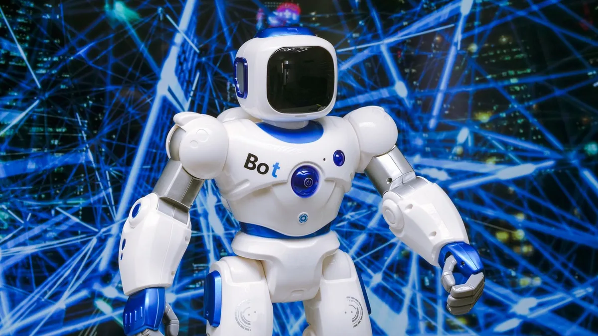 Çöl ortamında duran detaylı bir robot figürü