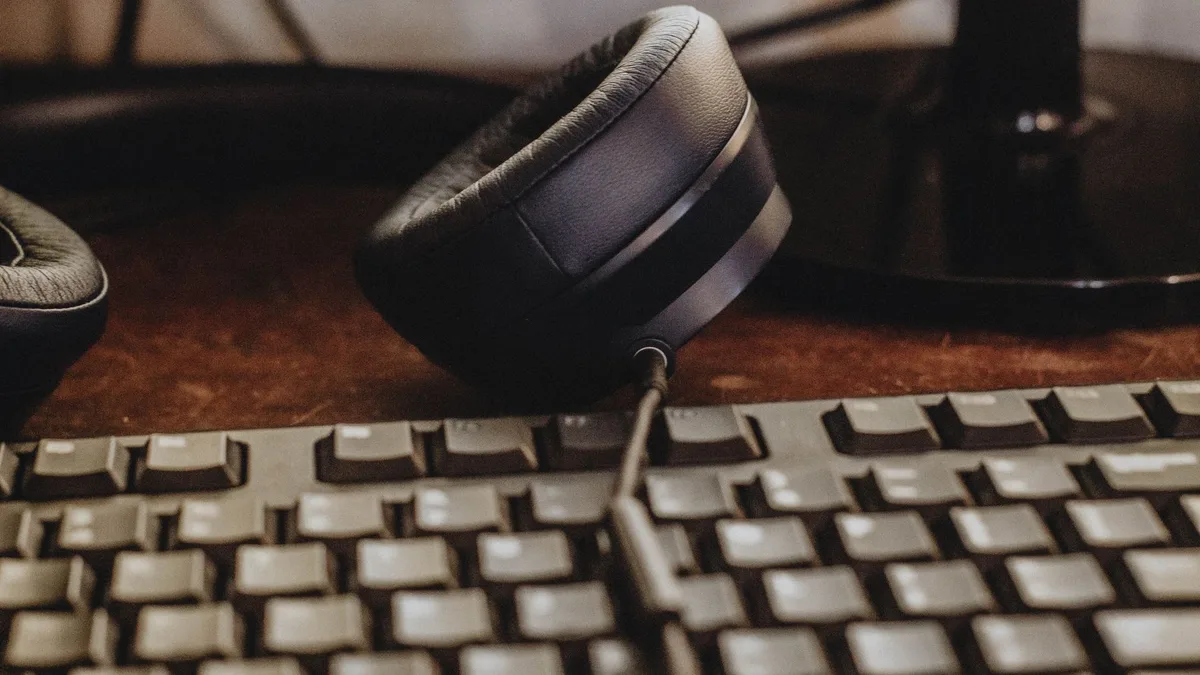 Birinci gövde görseli: DAC içeren taşınabilir hoparlör veya kulaklık amplifikatörü bir USB kablosuyla bilgisayara bağlı olarak gösteriliyor.
