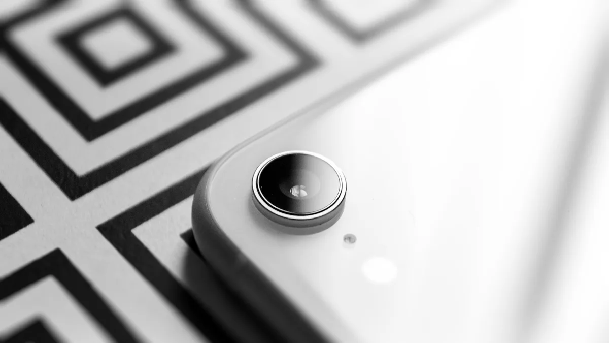 Akıllı telefonun arka kamera modülüne yakın plan çekim