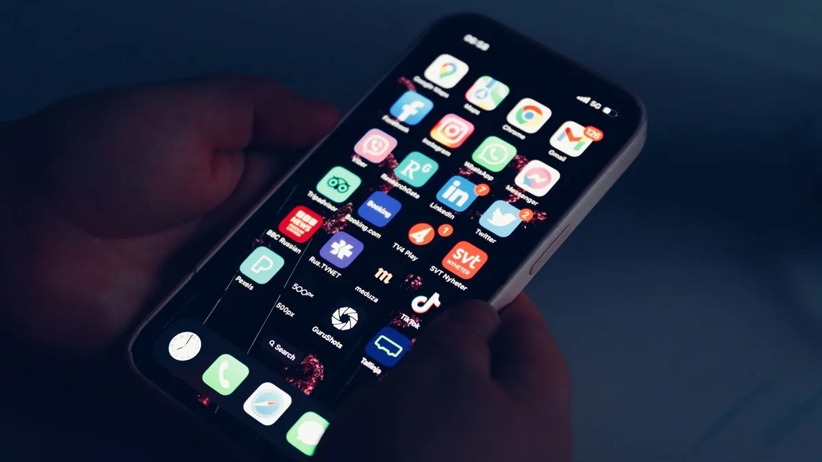 Akıllı telefonun arka yüzeyindeki LED bildirim ışığının yakın plan görünümü