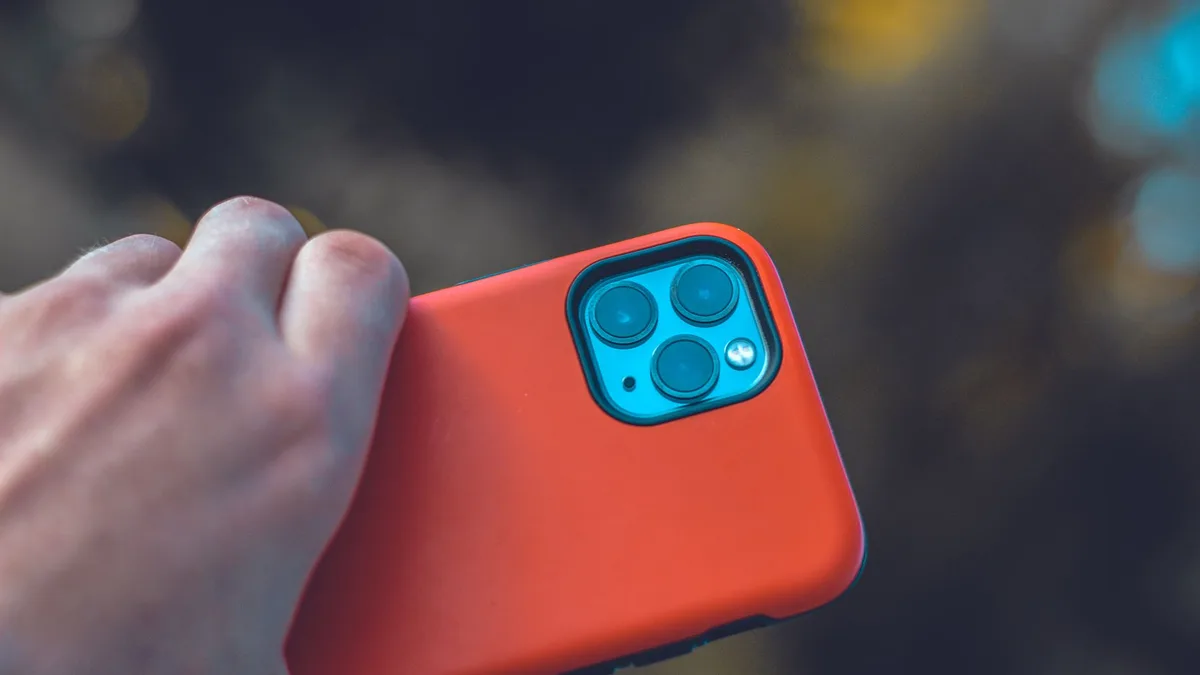 Gövde görsel 1: Pixel 11 Pro’nun yan tutuşu ve kameraların üst kısmındaki HiLight alanı