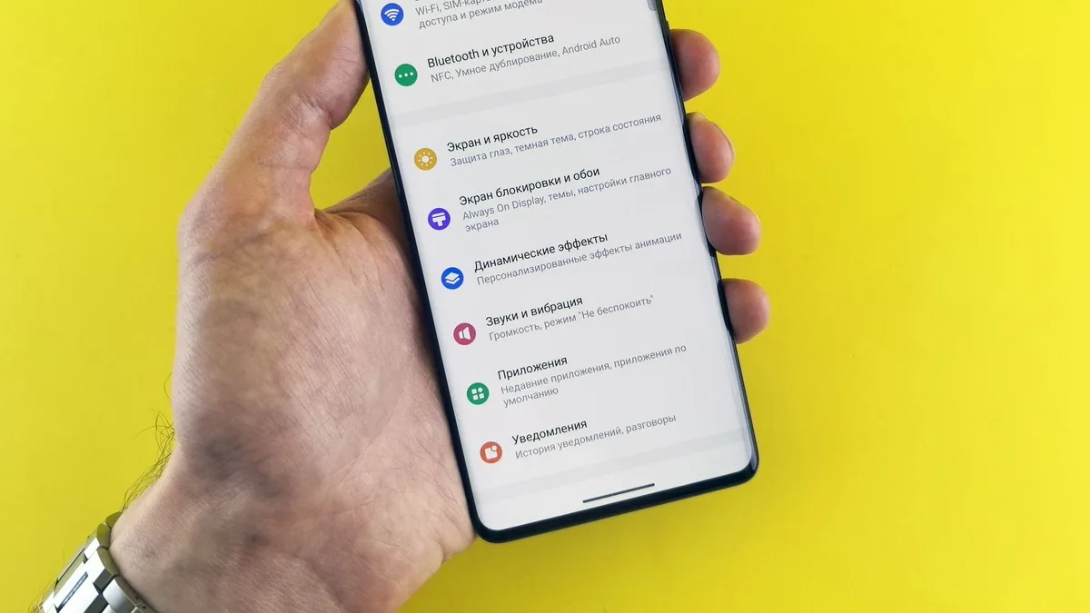Android işletim sistemi ayarlar menüsü ve arama ekranı