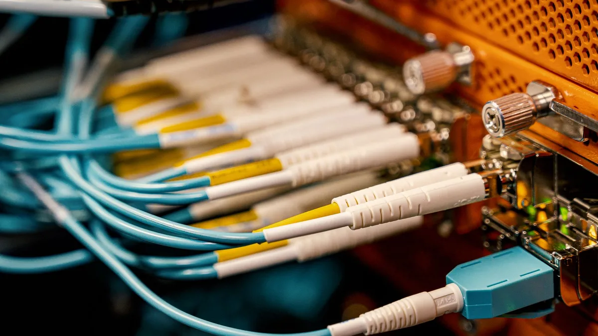 Veri merkezlerinde kullanılan fiber optik ve veri aktarım kablolarının yakından görünümü