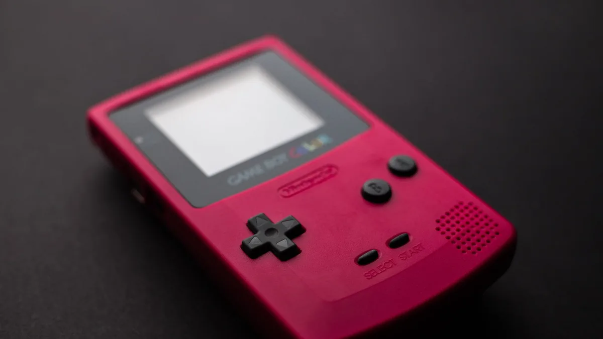 İçinde ekran ve batarya modifikasyonu yapılmış açık bir Game Boy konsolu.