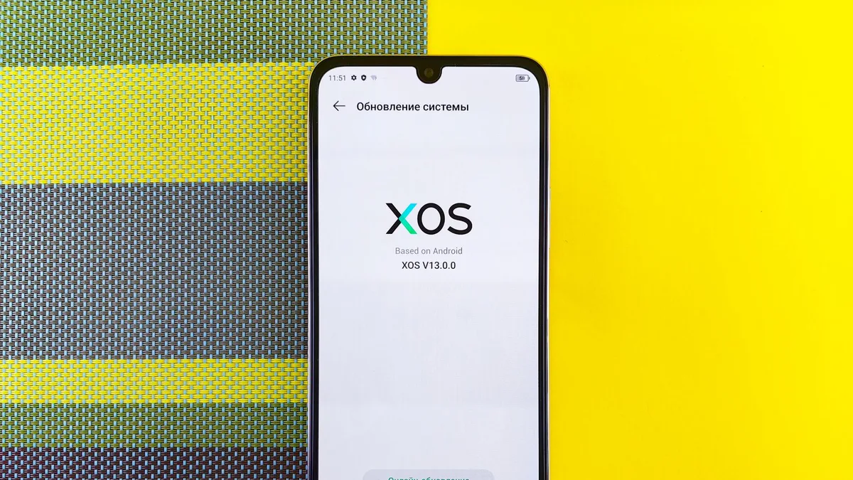 Akıllı telefon ekranında görünen Android 16 işletim sisteminin arayüzü