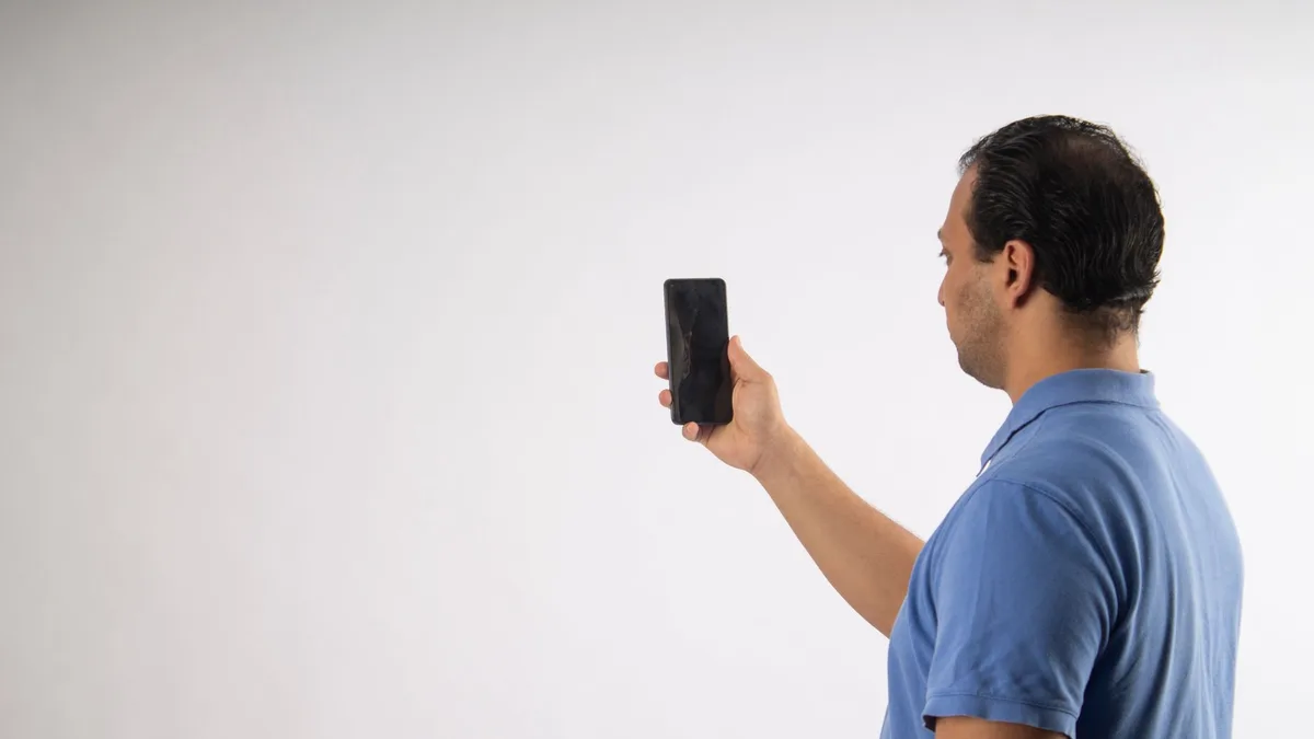 Saha çalışmasında telefon ekranından termal görüntü inceleyen bir kişi