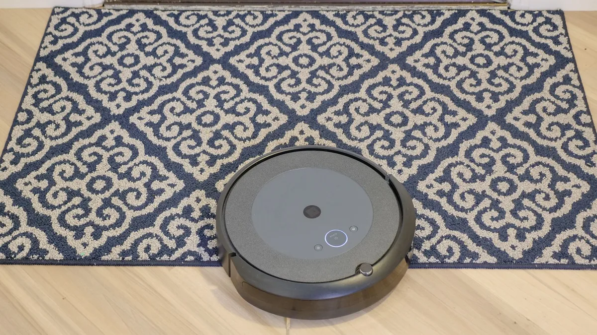 Birinci gövde görseli: Robot süpürge merdiven basamaklarına yaklaşırken temizleme modu aktif