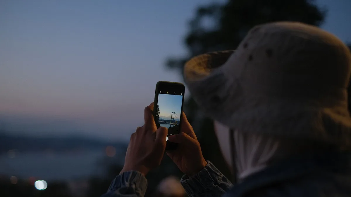 Gövde görsel 2: Telefonun arka kamerası ve kenar detayları yakın çekimle sunuluyor.