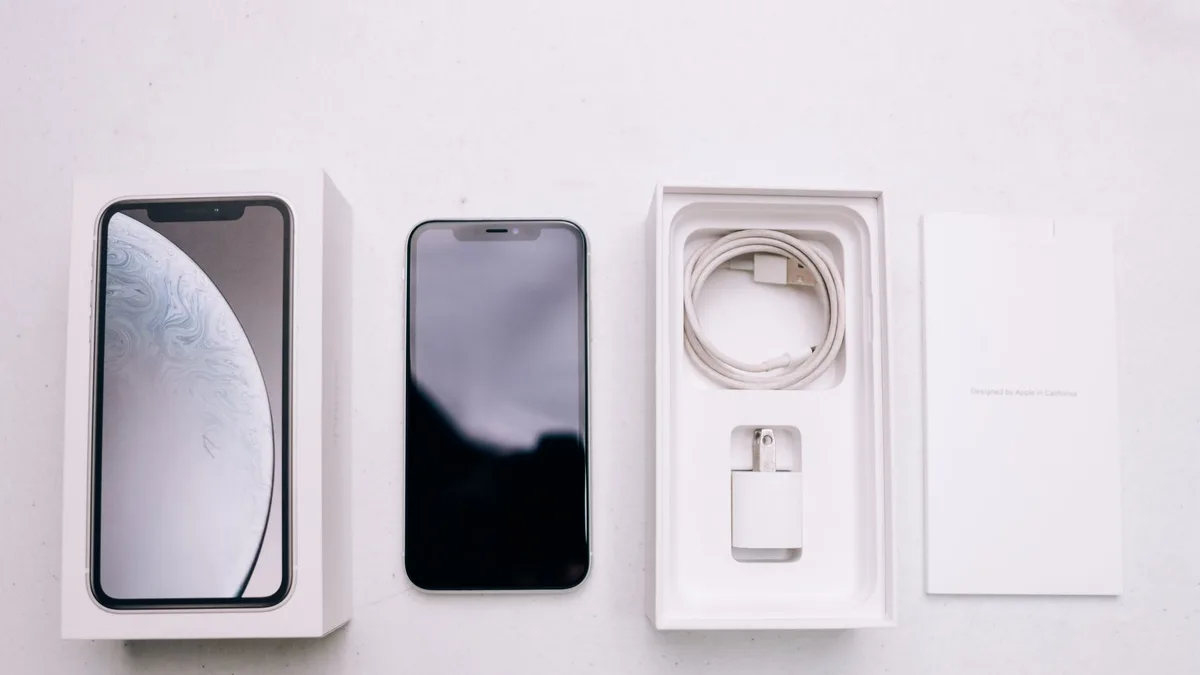 Telefonun yan tuşları ve kenar tasarımını gösteren gövde görseli
